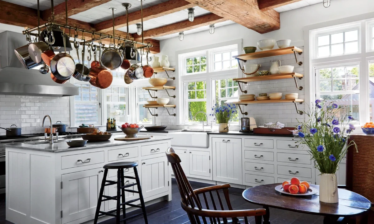 آشپزخانه چوبی سفید با سبک حاص و آویز قابلمه روی جزیره