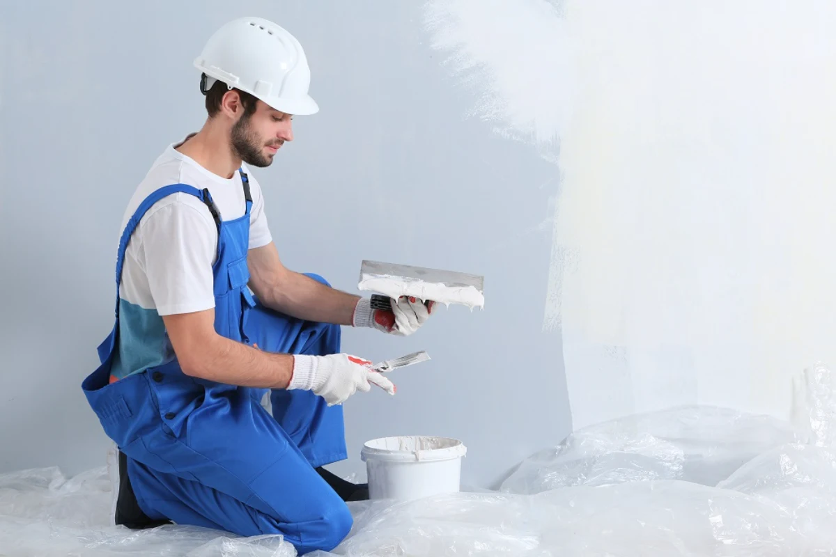 رنگ آمیزی اصولی دیوار خانه با رنگ سفید، توسط نقاش برای جلوگیری از پوسته شدن دیوار