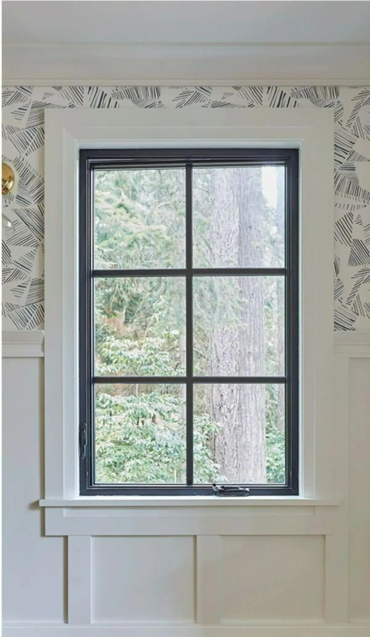 پنجره دوجداره مشکی با کاغذدیواری سفیدمشکی