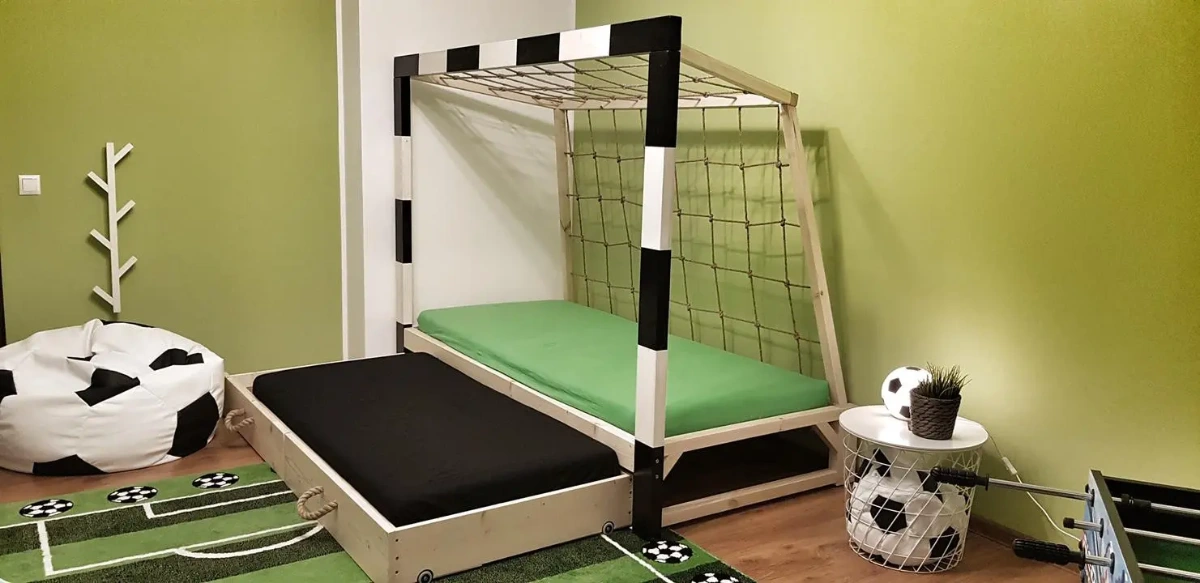 دکوراسیون ورزشی اتاق‌خواب پسرانه با تخت‌خواب طرح دروازه فوتبال
