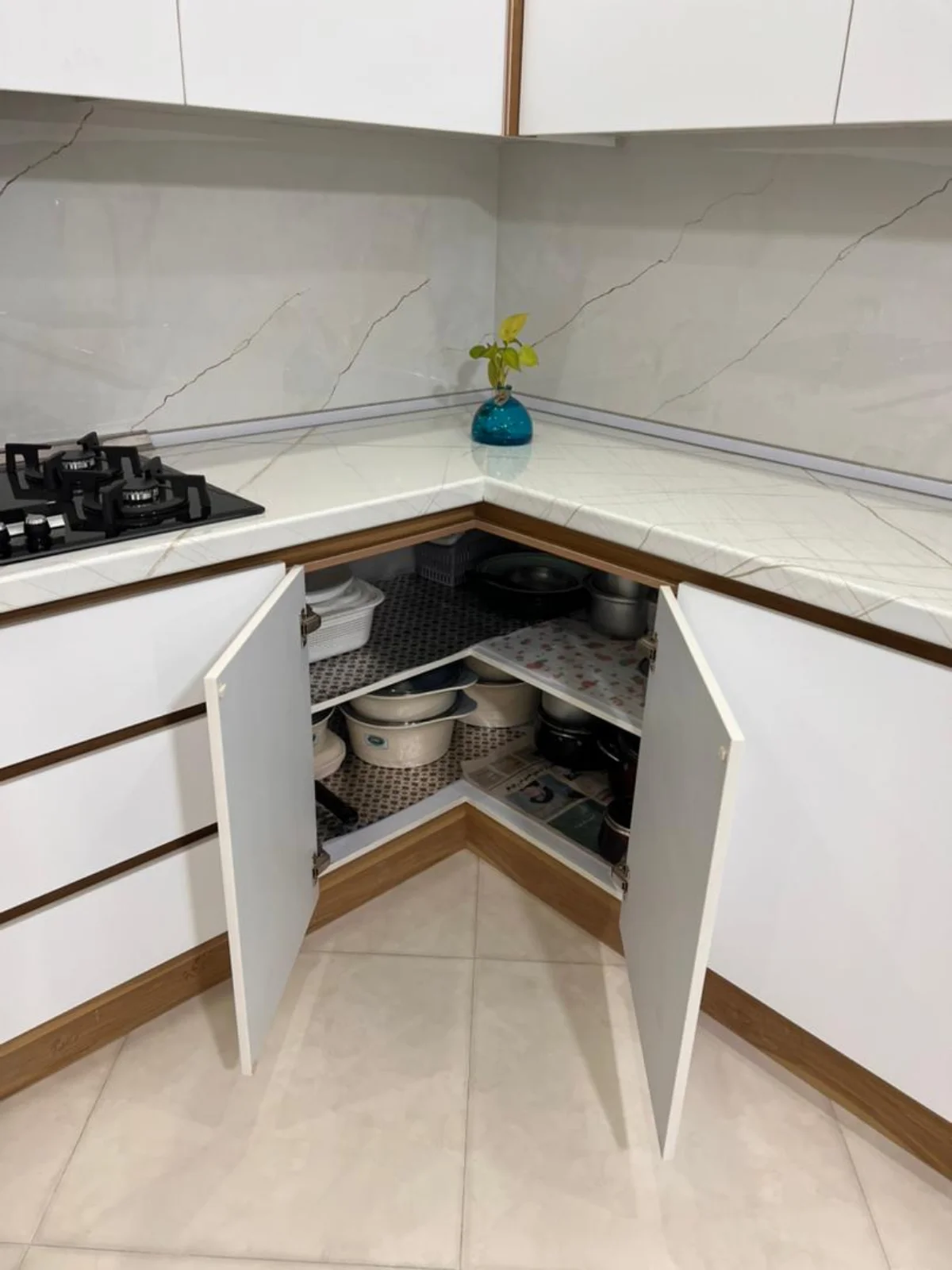 کابینت سفید با دو درب در گوشه آشپزخانه مدرن سفید-قهوه‌ای