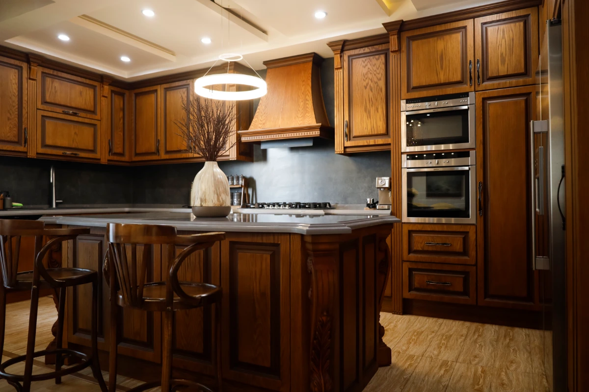 کابینت آشپزخانه لاکچری چوبی قهوه ای روشن با منبت کاری های طلایی