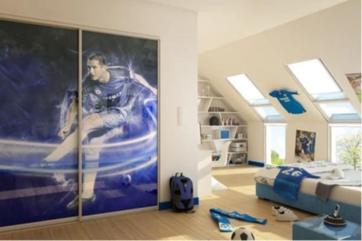 کمد دیواری با درب ریلی طرح فوتبالی پسرانه به رنگ آبی