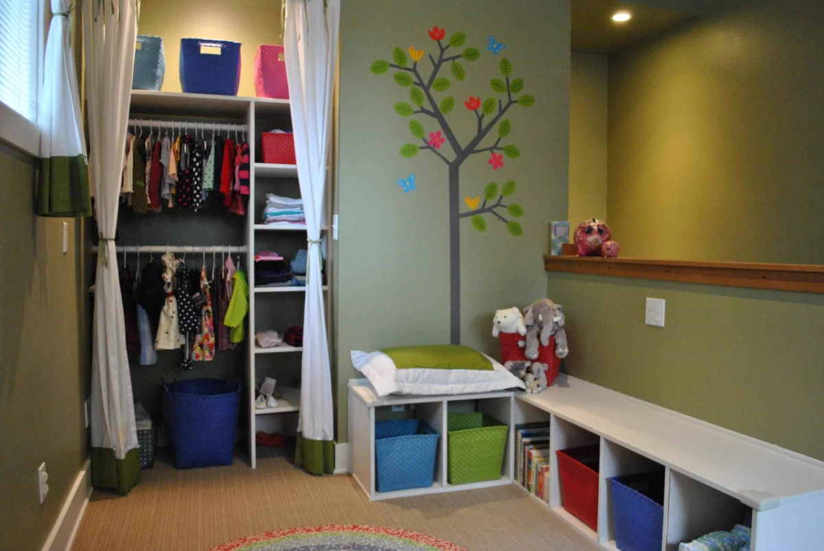 کمد دیواری اتاق نوزاد با درب پرده ای با رنگ بندی اتاق با سبز پسته ای