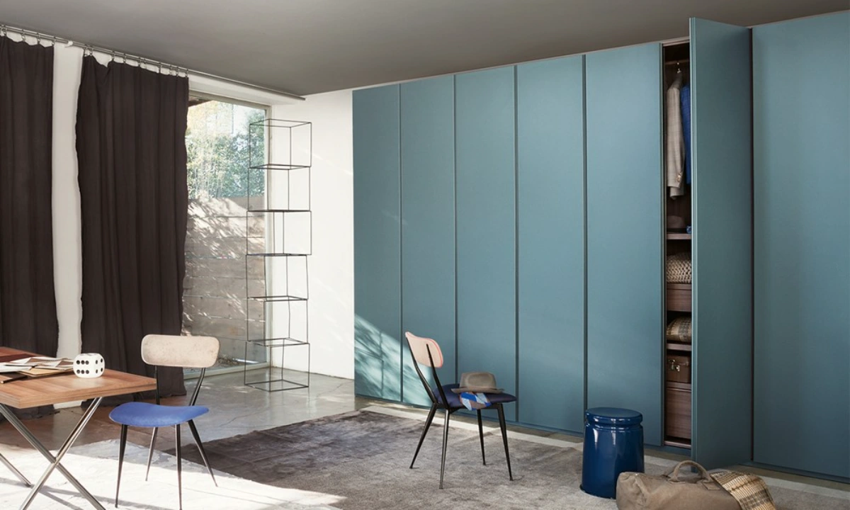 کمد دیواری مدرن به رنگ آبی فیروزه ای با دستگیره مخفی و طبقه بندی داخلی چوبی