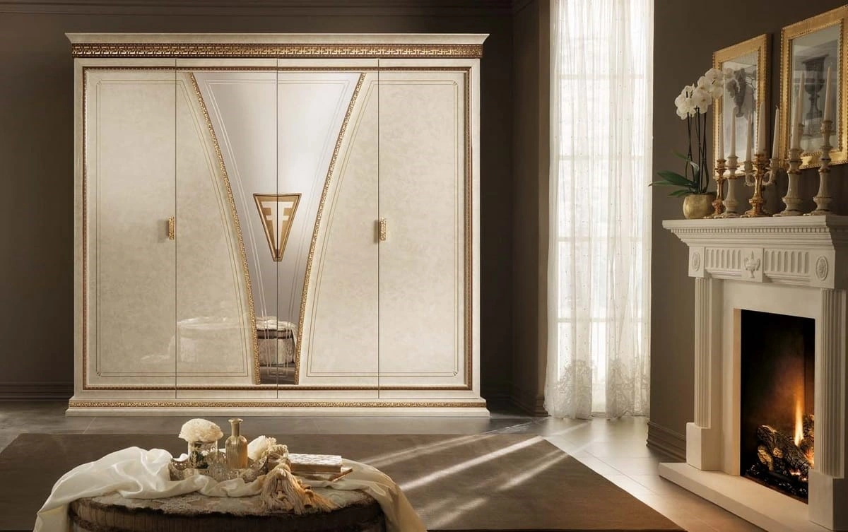 کمد دیواری کلاسیک سفید با پتینه طلایی و آینه طرح دار روی درب به شکل قیف برعکس