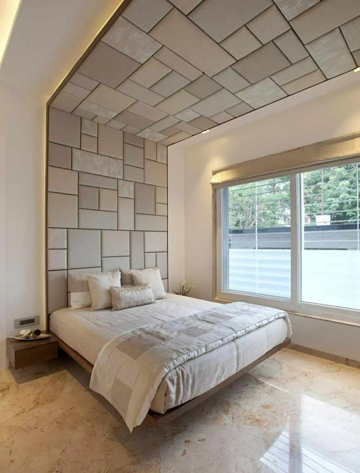 سقف‌کاذب کرمی رنگ با طراحی چهارخانه‌های درشت و برجسته متصل به دیوار