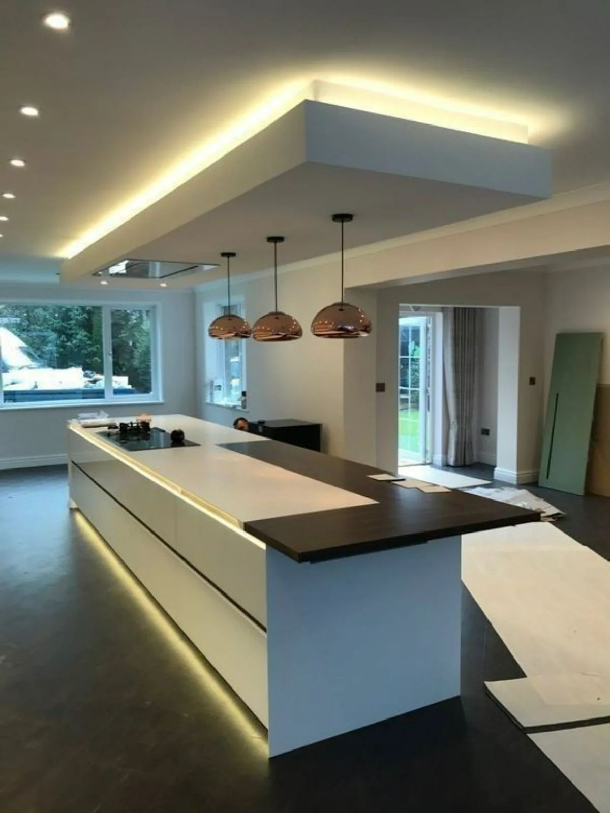 نورپردازی ترکیبی مخفی و هالوژنی سقف آشپزخانه مدرن
