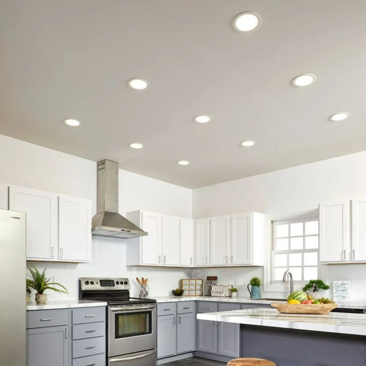 نورهای هالوژن نقطه‌ای سفید سقف آشپزخانه نئوکلاسیک
