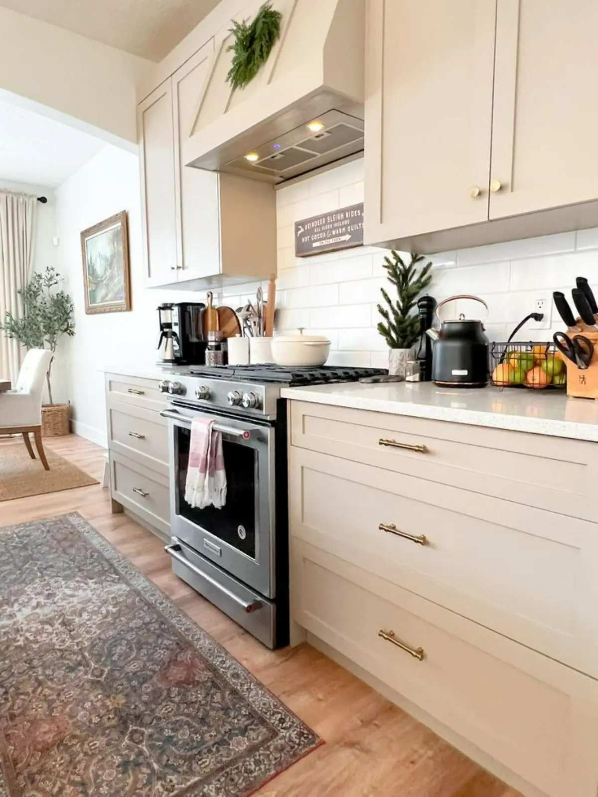 10 ایده برای استفاده از رنگ‌های خنثی و آرامش‌بخش برای طراحی دکور آشپزخانه