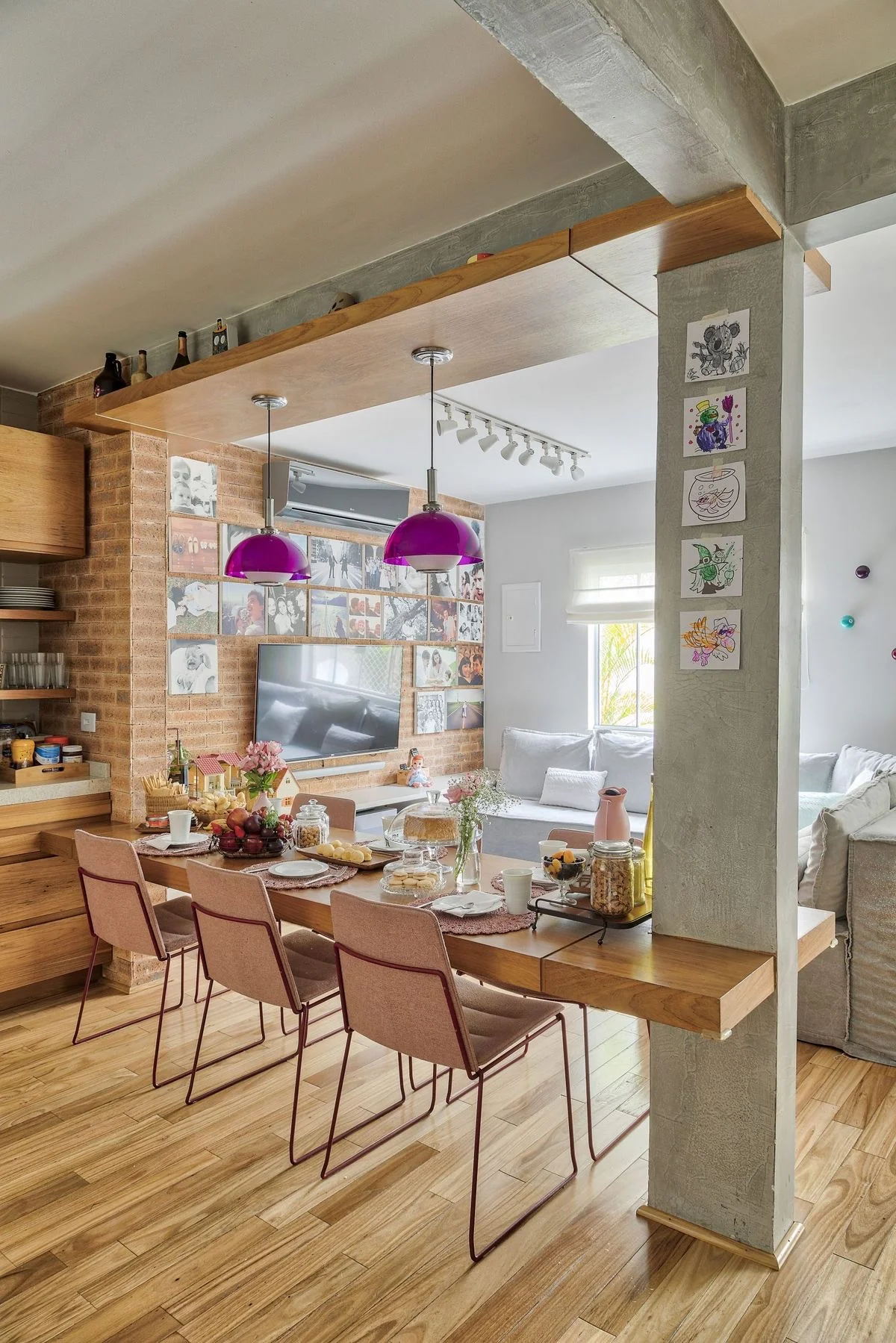 ستون طوسی آشپزخانه در ترکیب با میز غذاخوری چوبی با کاربرد اپن آشپزخانه