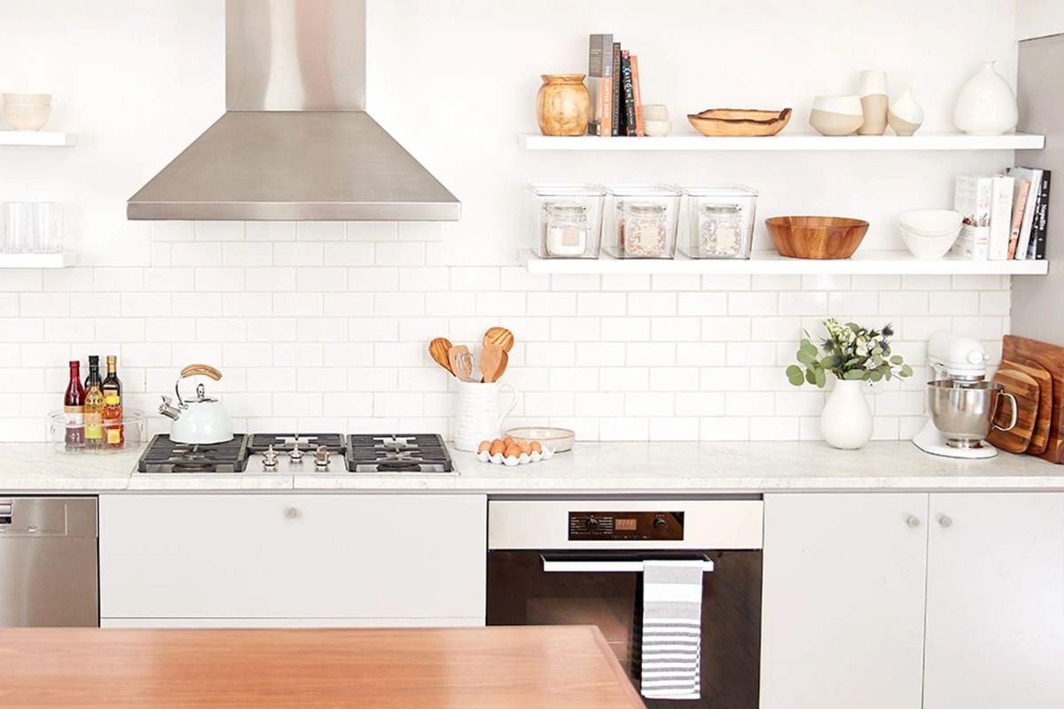 تبدیل آشپزخانه قدیمی به مدرن با نصب شلف سفید برای اجسام دکوراتیو و کابینت و بین کابینتی سفید