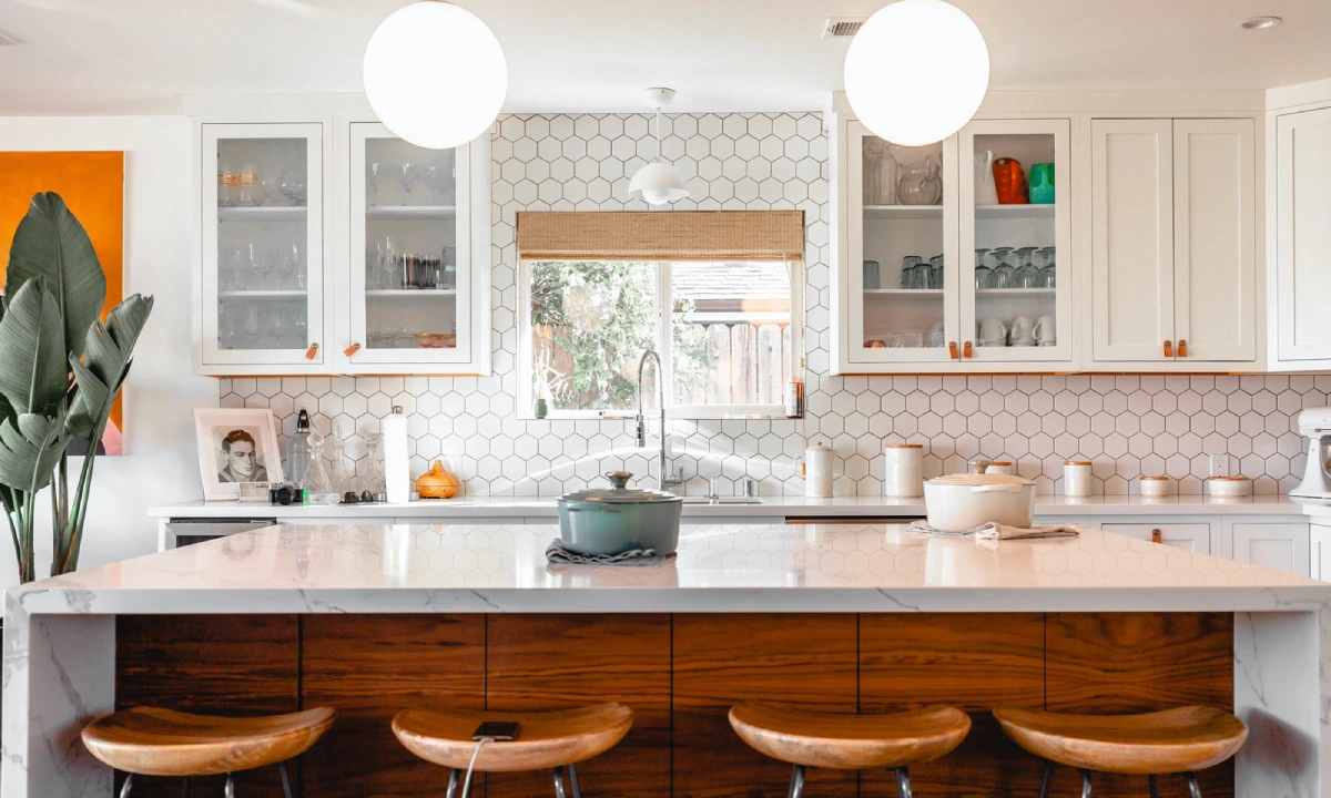 آشپزخانه پنجره دار با کابینت نئوکلاسیک چوبی سفید با جزیره طرح چوب و کابینت شیشه ای