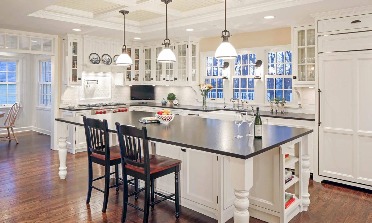 آشپزخانه چوبی سفید با کابینت جزیره و طرح ال شکل به سبک کلاسیک