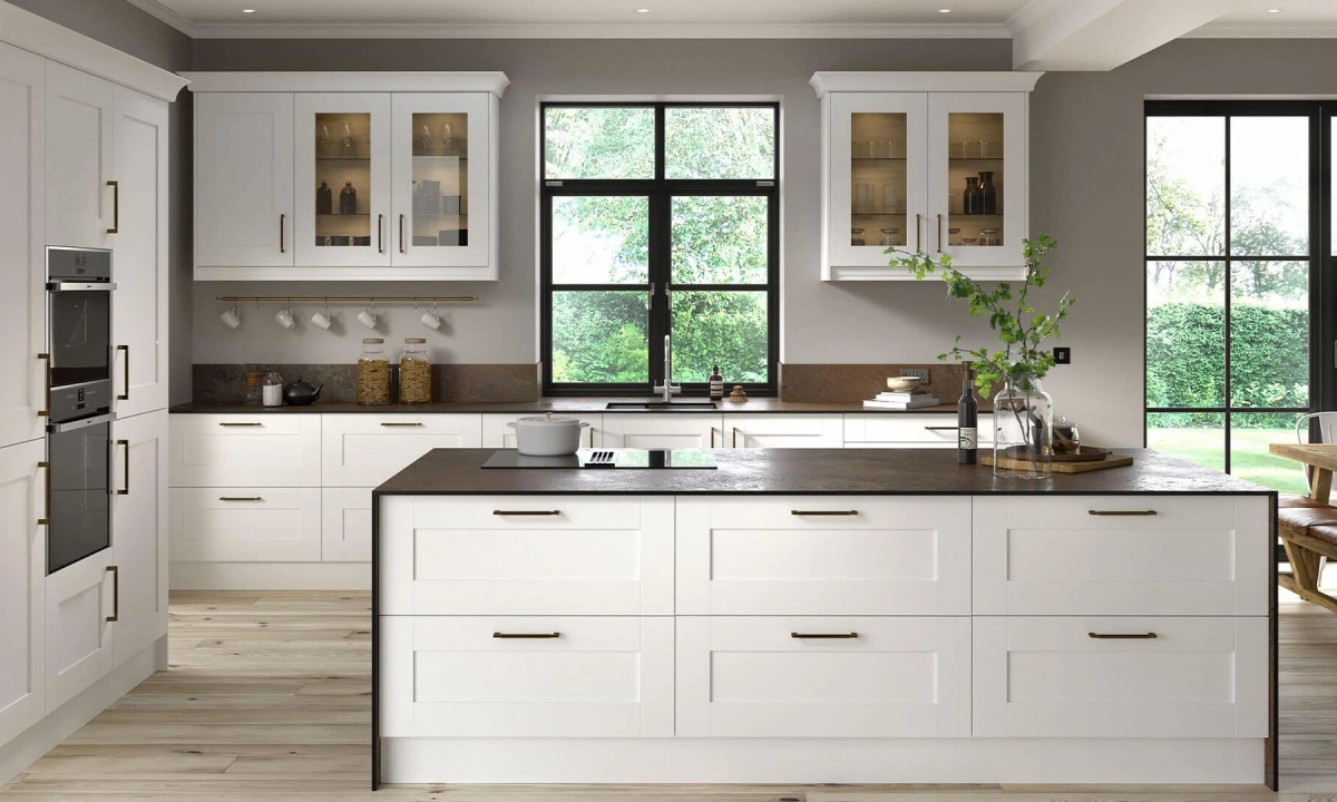 آشپزخانه با کابینت سفید و دو پنجره بزرگ