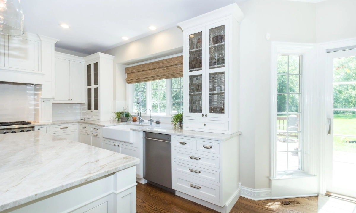 کابینت چوبی سفید نئوکلاسیک در آشپزخانه پنجره دار و در رو به حیاط
