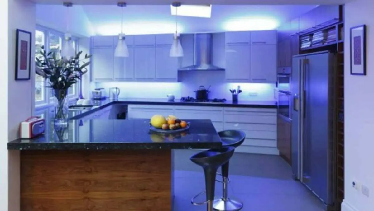 نورپردازی هوشمند ال‌ای‌دی آبی در آشپزخانه