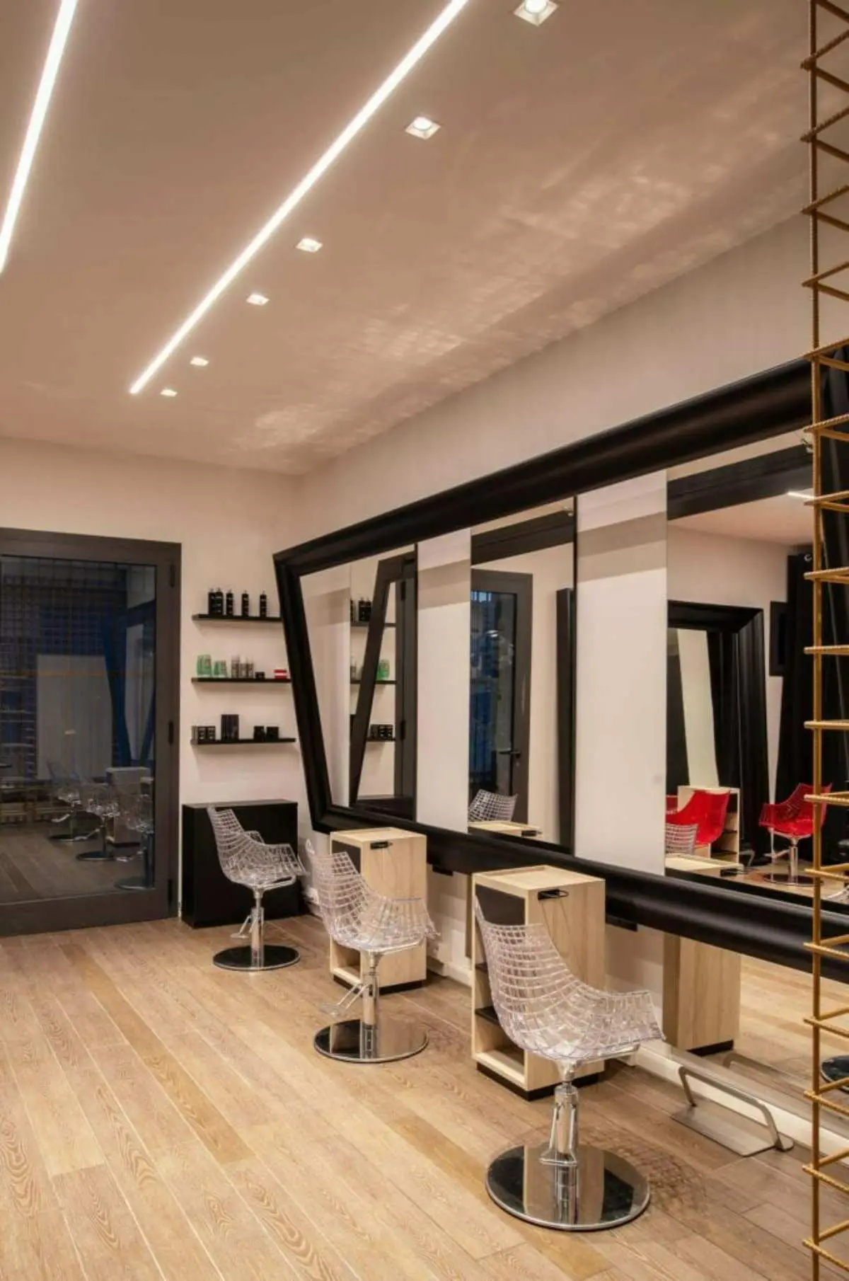 دکوراسیون آرایشگاه مردانه کوچک