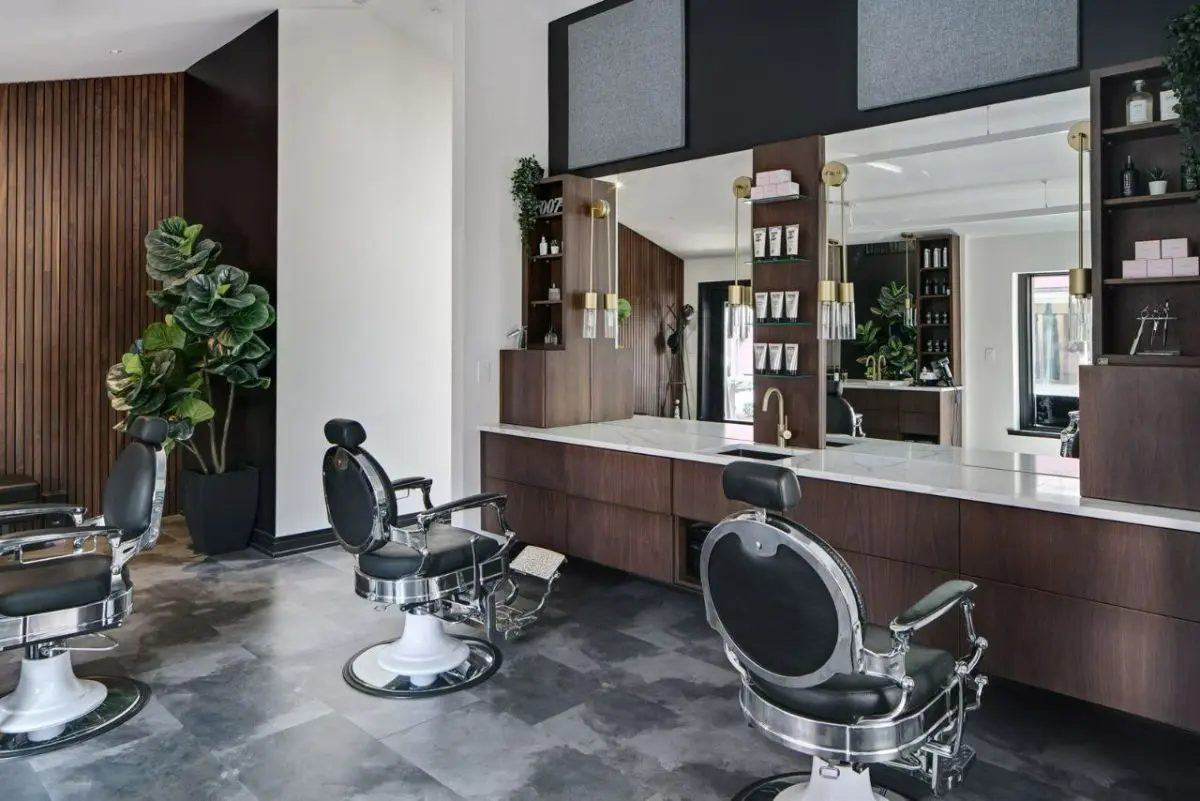 دکوراسیون آرایشگاه مردانه کوچک