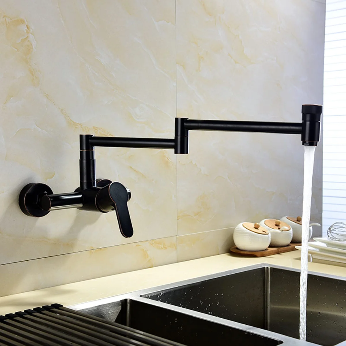 شیرآلات مشکی دیواری مدل پیچشی با قابلیت جمع‌شوندگی در آشپزخانه مدرن