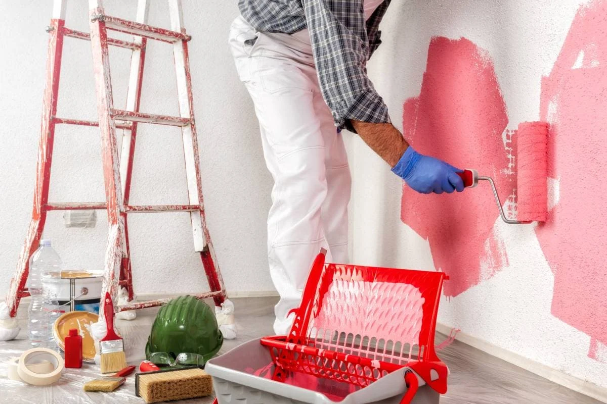 پوسته شدن رنگ دیوار خانه به علت مهارت پایین نقاش و رنگ آمیزی مجدد با رنگ صورتی