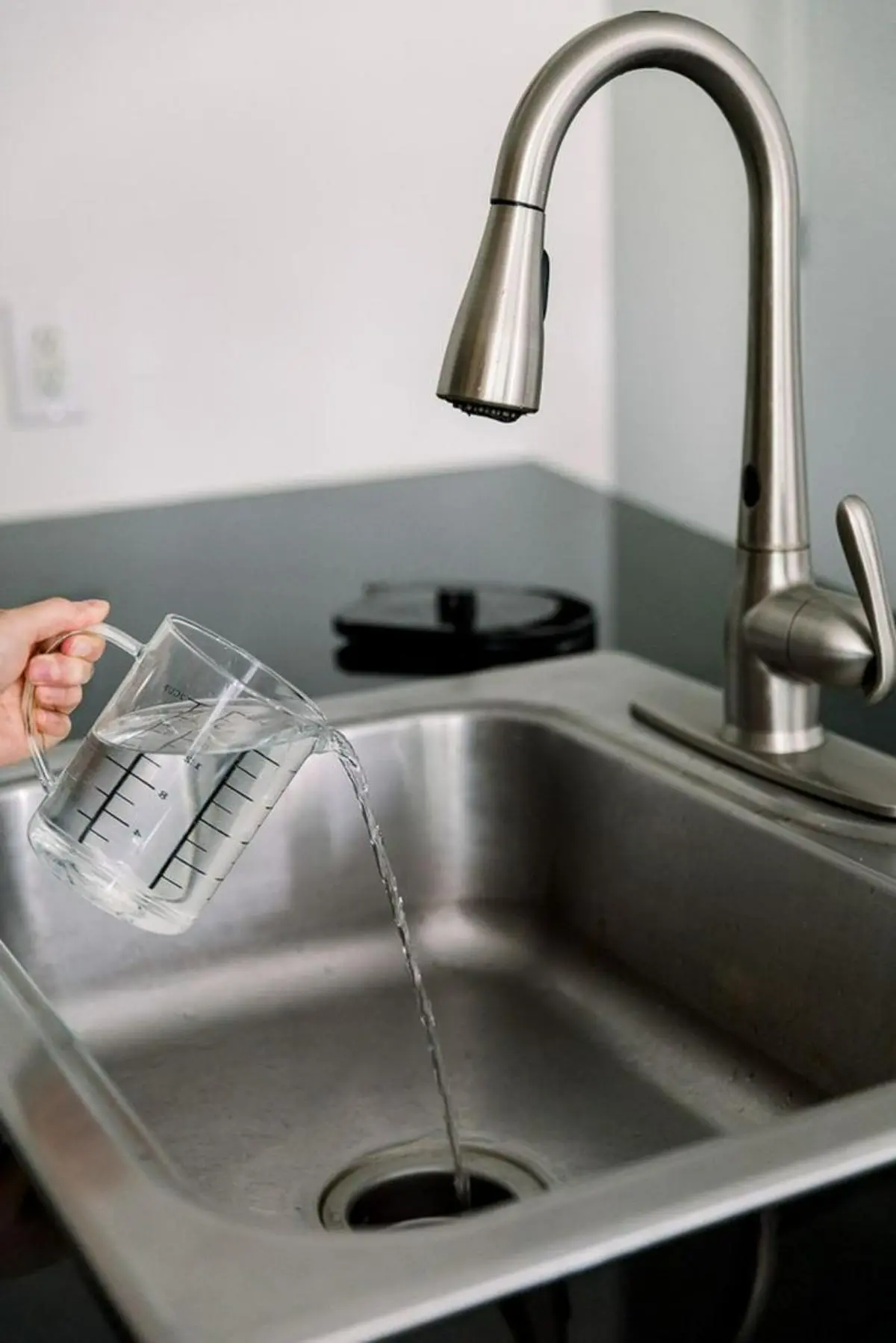 ریختن آب داغ در سینک ظرفشویی استیل برای جلوگیری از گرفتگی سینک