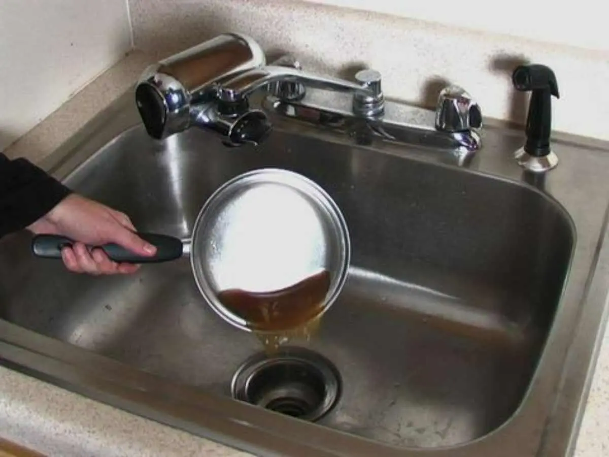 ریختن روغن داخل سینک ظرفشویی که باعث گرفتگی سینک می‌شود