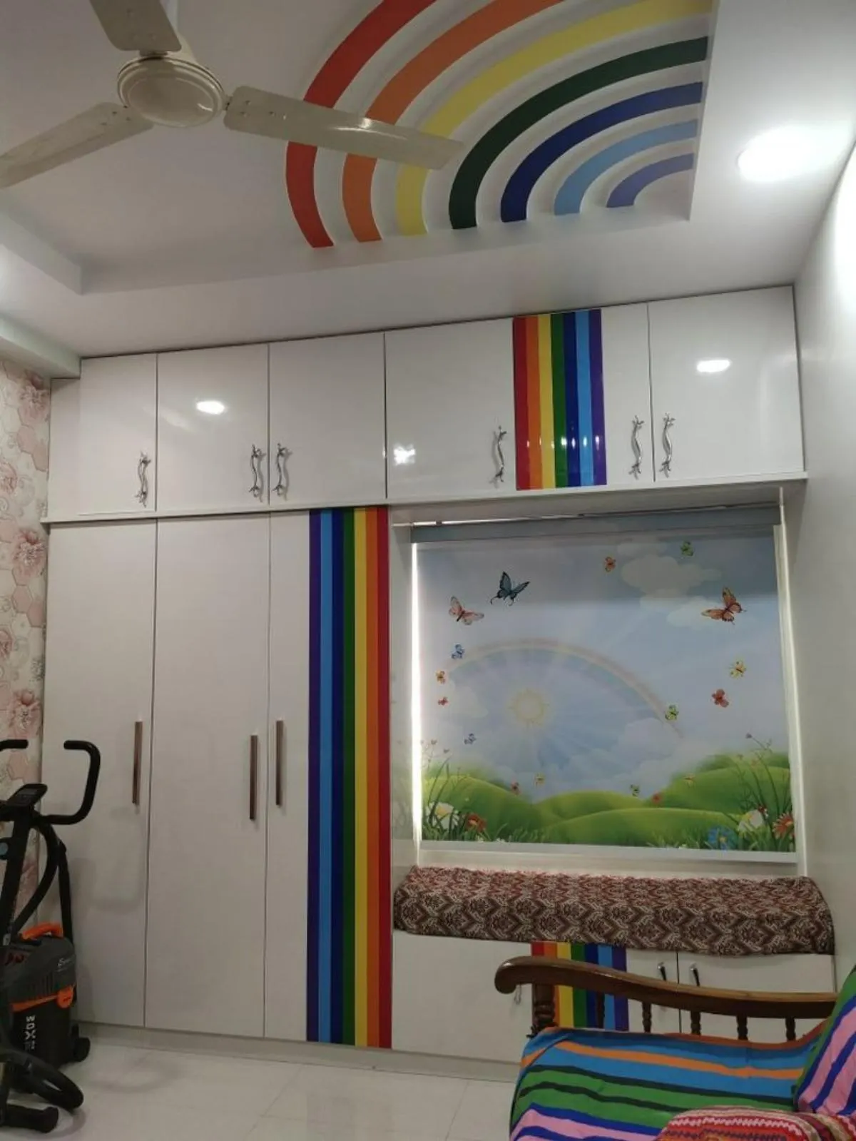 سقف‌کاذب رنگین‌کمانی اتاق کودک با کمد دیواری سفید