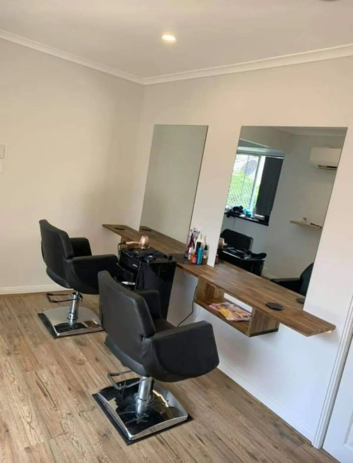 دکوراسیون آرایشگاه مردانه کوچک