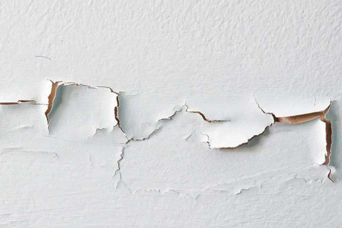 پوسته شدن رنگ دیوار سفید خانه به دلیل زیرسازی ضعیف