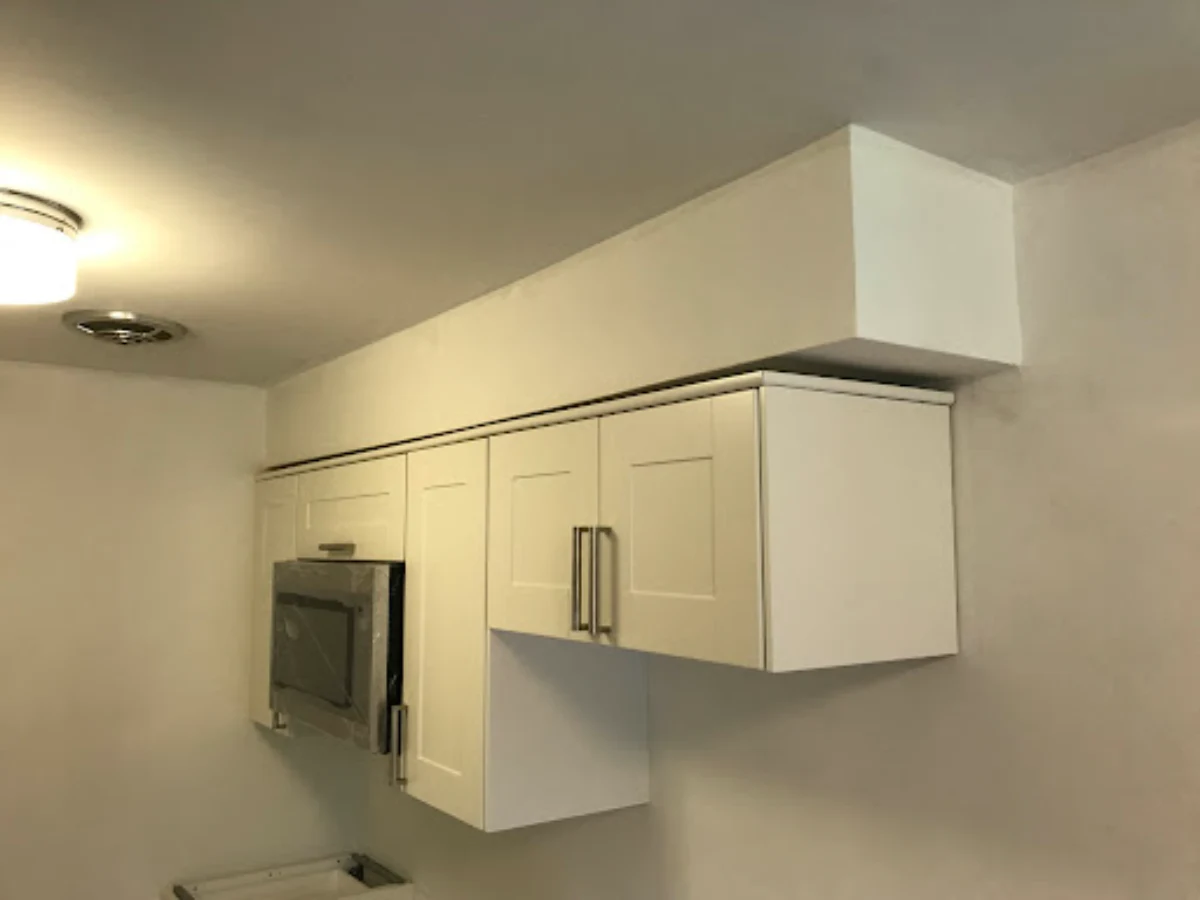 نصب غیرحرفه‌ای کابینت آشپزخانه که کابینت‌های دیواری سفید تراز نیستند