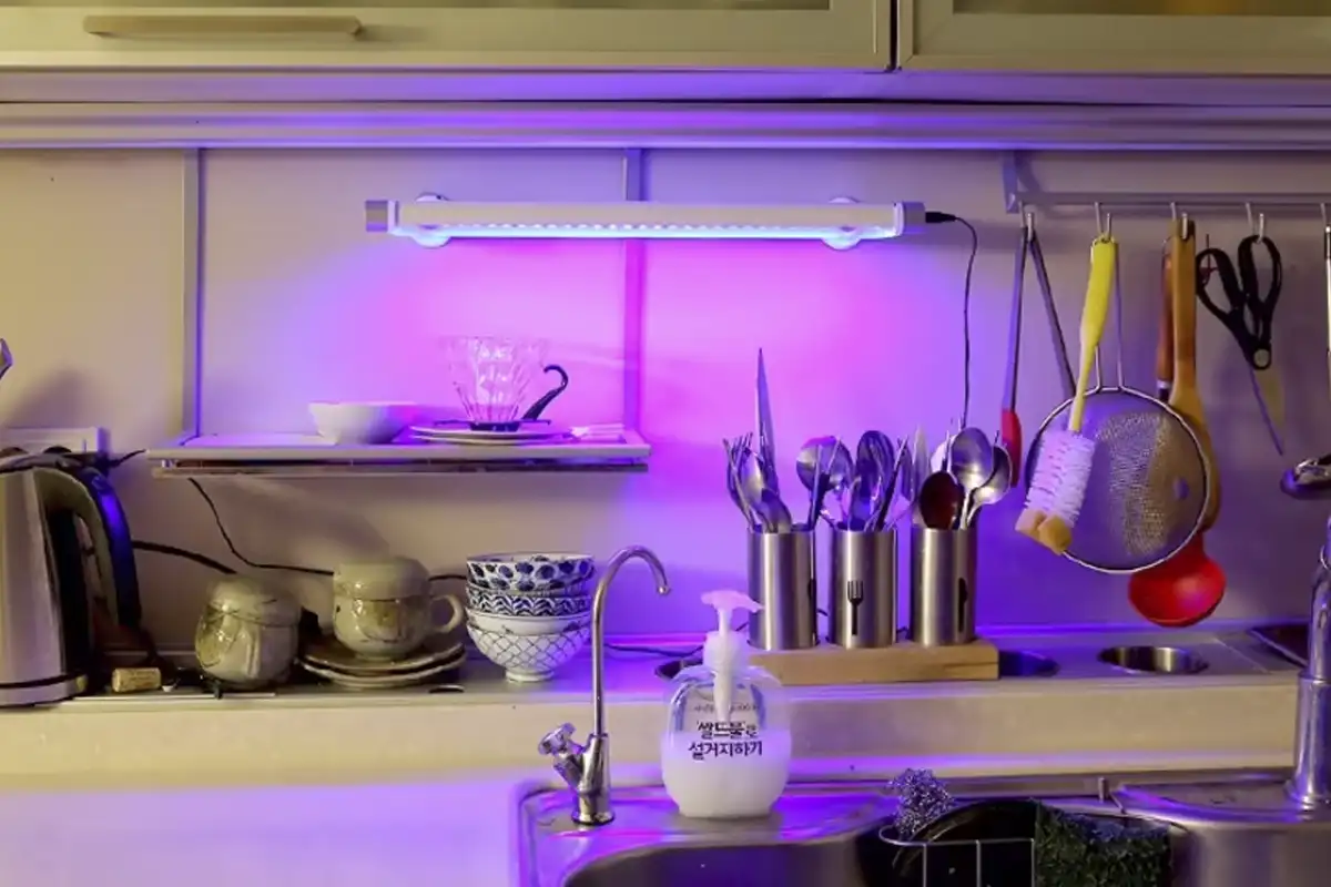 نور UV دیواری که در بالای اکسسوری‌های آشپزخانه قرار گرفته