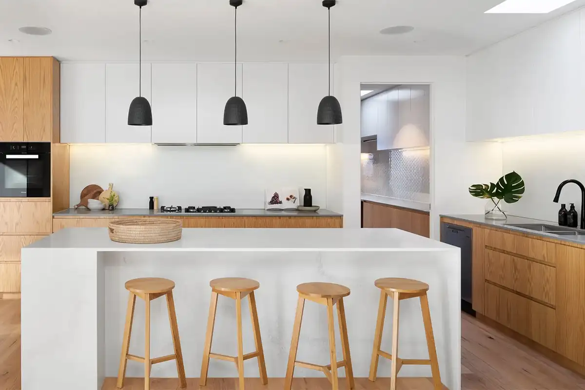 آشپزخانه‌ای که از نورهای مناسب و لایت استفاده شده و روشنایی مناسب به محیط داده