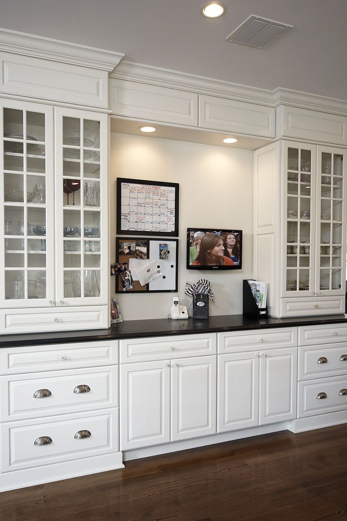 کمد دیواری با درب شیشه ای برای ظروف پذیرایی به همراه کمد درب چوبی به رنگ سفید