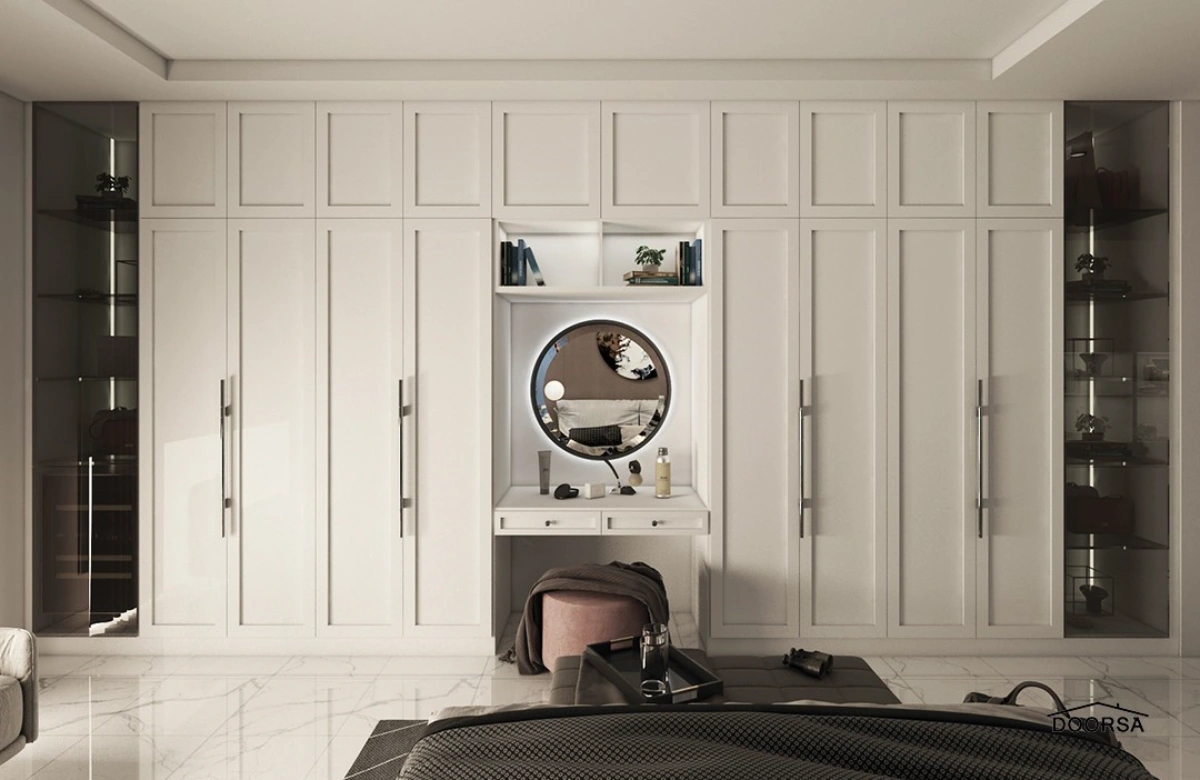 کمد دیواری با درب شیکر استایل سفید دارای میز آرایش و آینه و دکورهای شیشه ای دودی در دو طرف