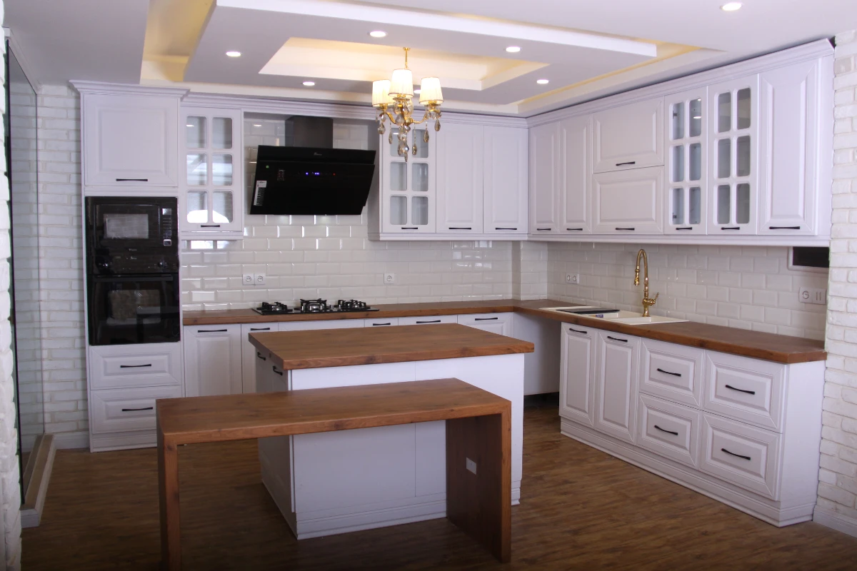 آشپزخانه با کابینت نئوکلاسیک سفید و کفپوش و صفحه کابینت چوبی
