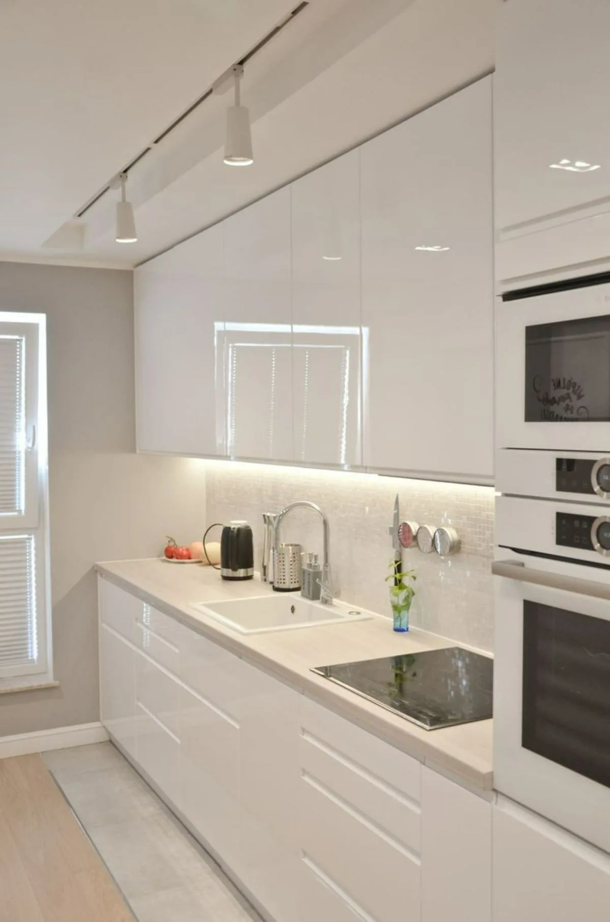 نورپردازی ریلی سقف آشپزخانه با کابینت های سفید