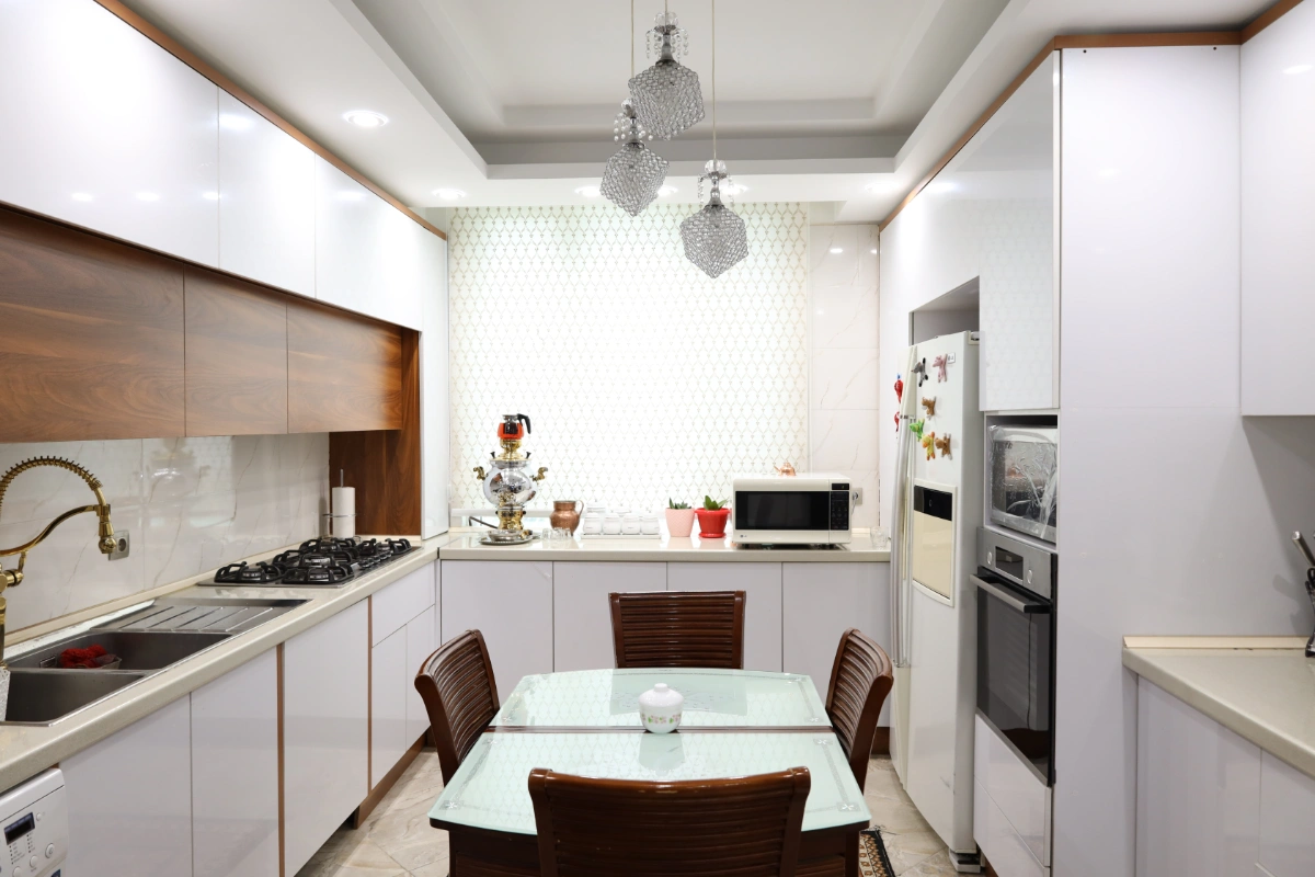 کابینت مدرن سفید چوبی در آشپزخانه پنجره دار با طراحی پله ای