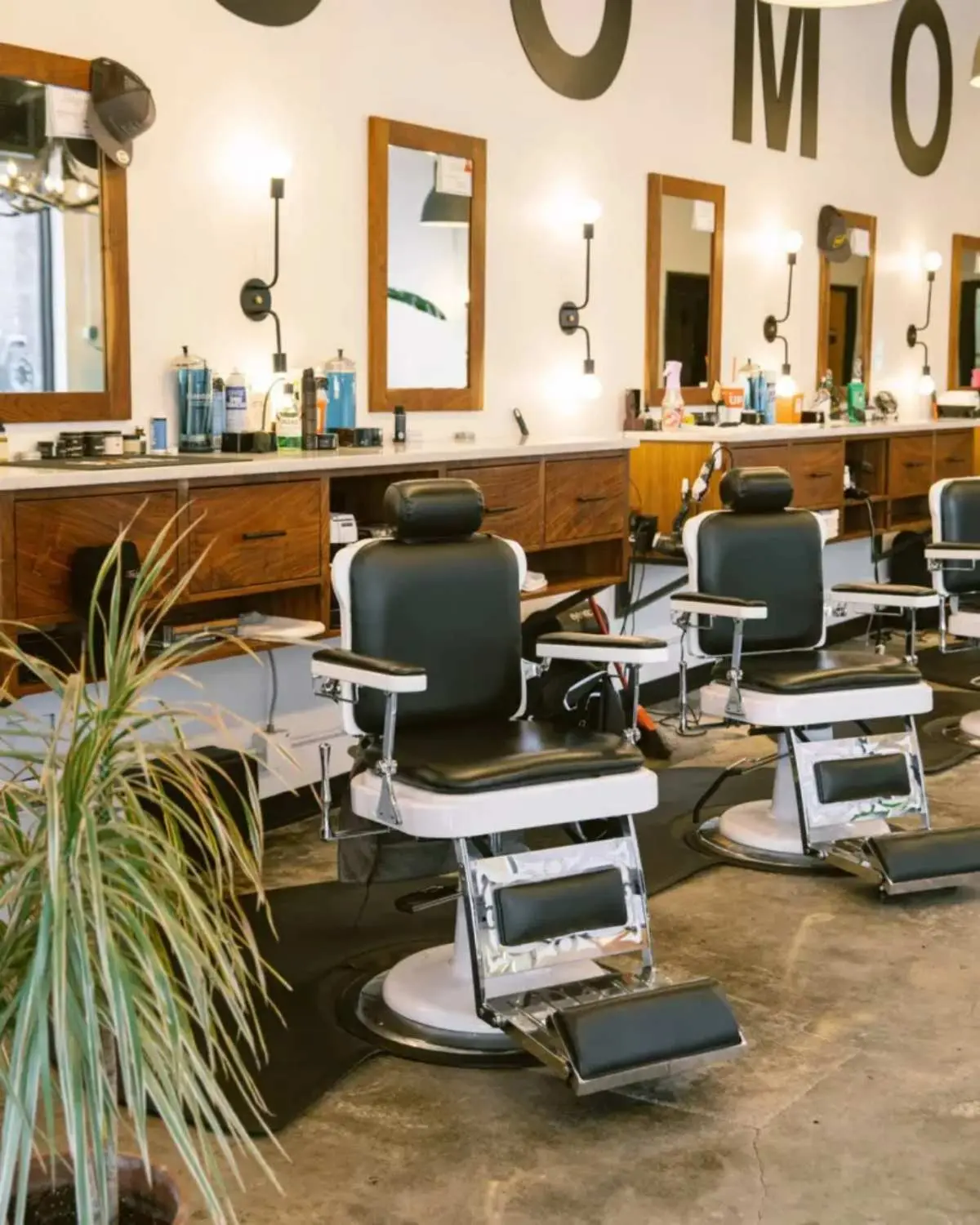 دکوراسیون آرایشگاه مردانه کوچک