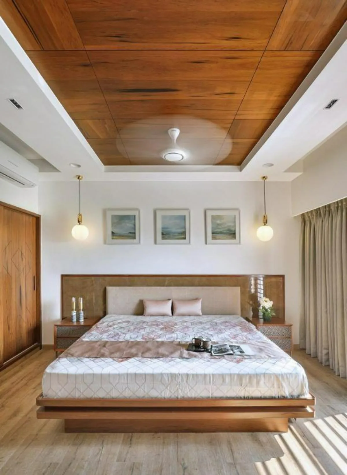 اتاق‌خواب با سقف‌کاذب چوبی قهوه‌ای همراه با پنکه سقفی