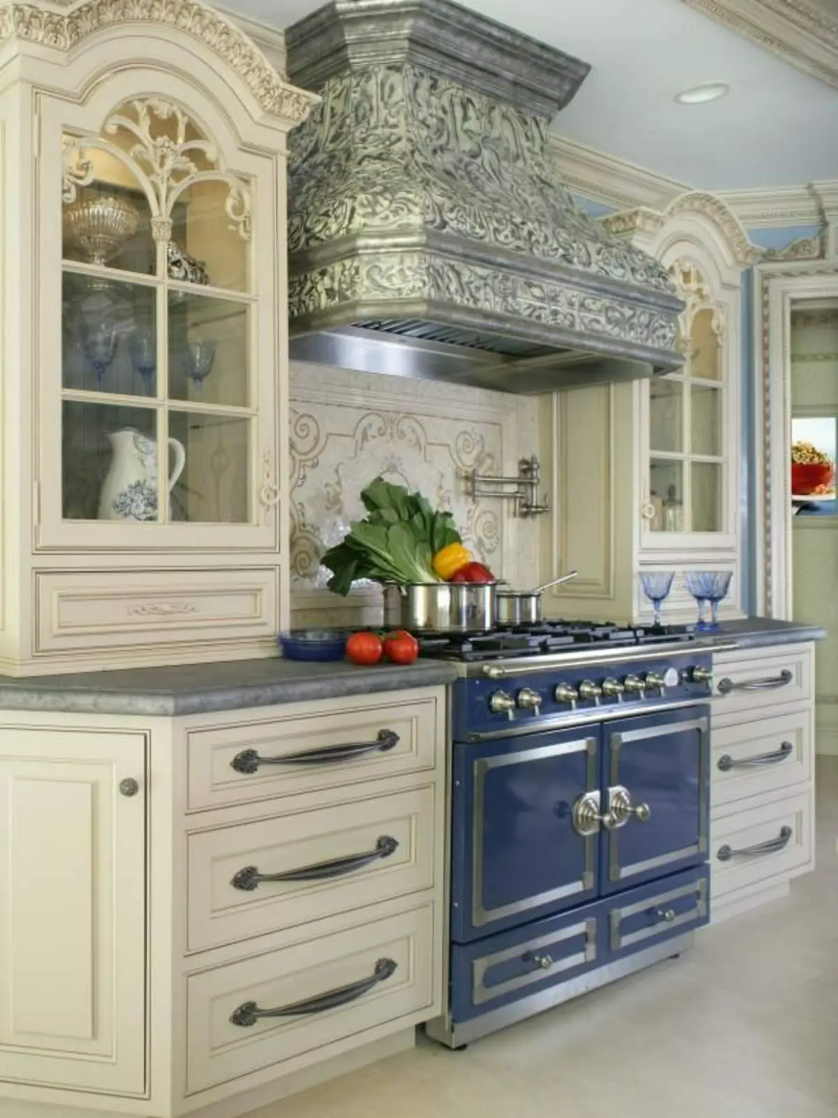 کابینت ویترینی باروک با طرح برگ به سبک کلاسیک و به رنگ سفیدطلایی