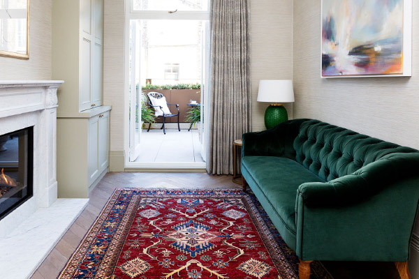 فرش قرمز با مبل سبز؛ ترکیبی جذاب برای دکوراسیون‌های مدرن و سنتی