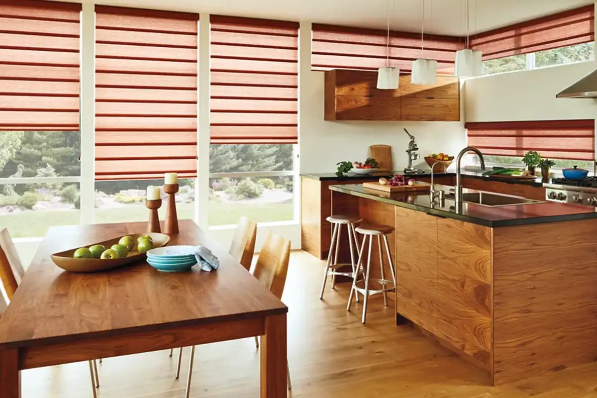 آشپزخانه‌ای که با استفاده از نورپردازی طبیعی، نور زیرکابینت  و نور سقفی مناسب همه‌جا روشن است