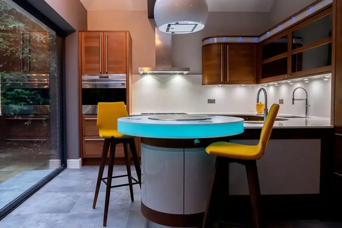 آشپزخانه‎ای با کابینت‌های قهوه‌ای که از نورهای آبی کاملا بی‌ربط با محیط دیزاین شده