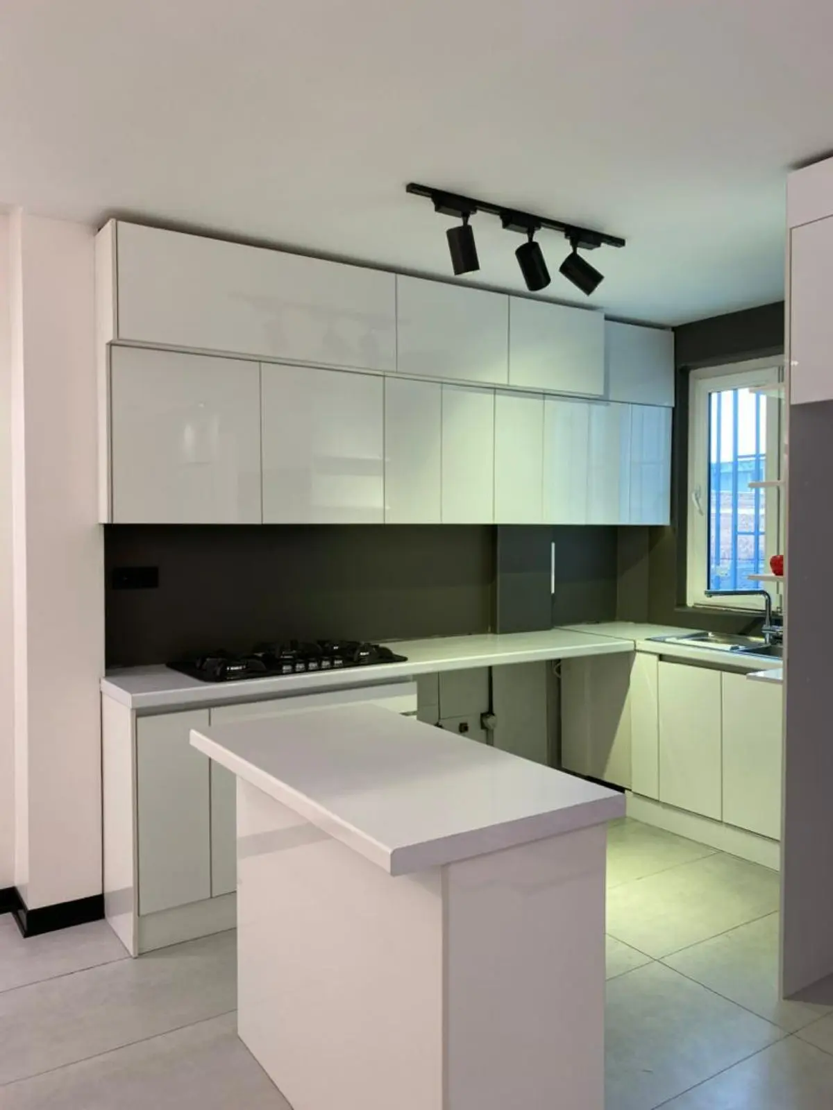 کابینت مدرن سفید آشپزخانه با بین کابینتی طوسی