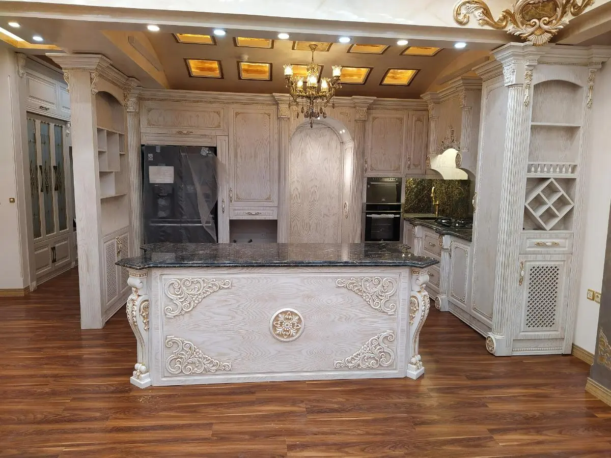 کابینت روکش‌چوب کلاسیک با ویترینی بدون درب و به رنگ سفیدطلایی