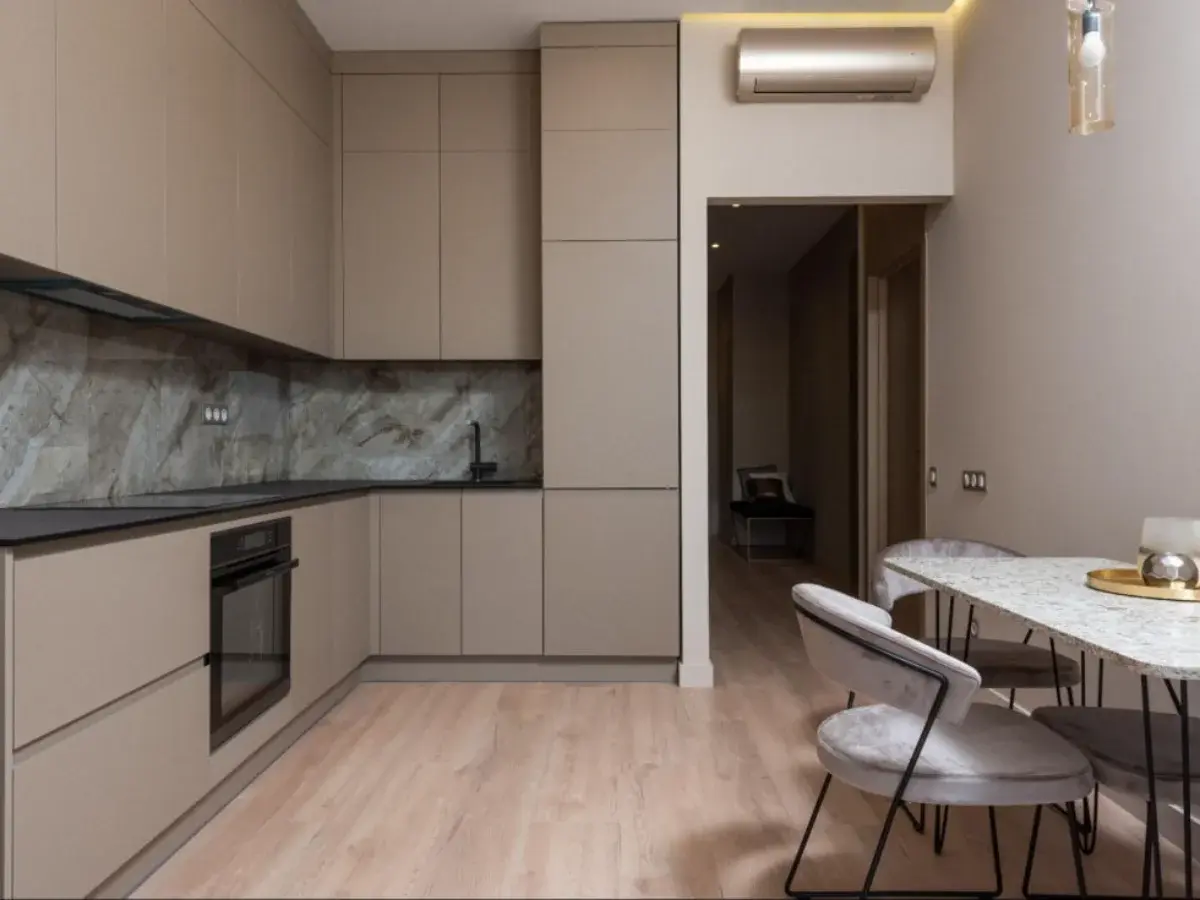 آشپزخانه مینیمال با کابینت ساده بدون دستگیره و رنگ بژ