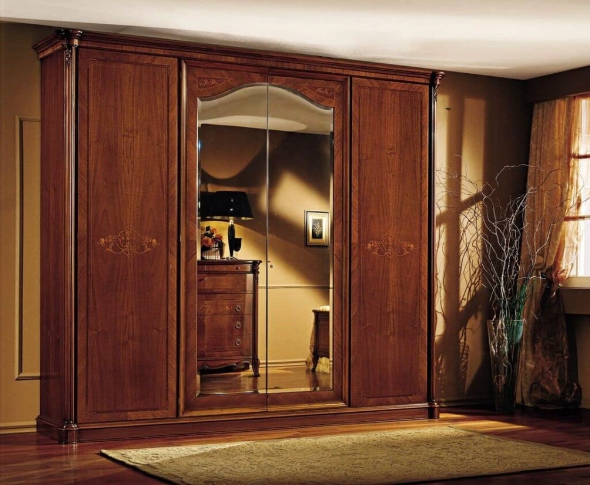 کمد دیواری با درب چوبی تیره در ترکیب با آینه بصورت لوکس و کلاسیک