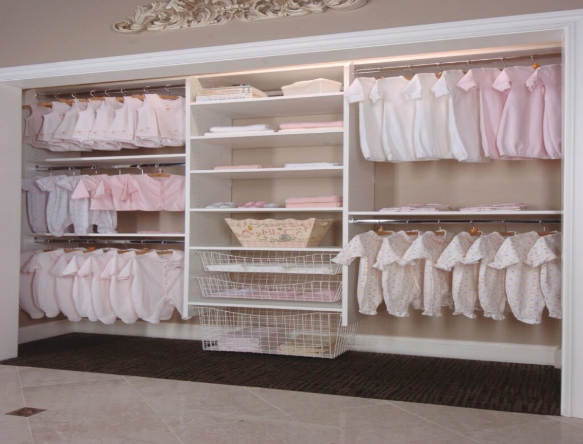 کمد لوکس کودک بدون درب دارای طبقه و آویز لباس با رنگ بندی سفید