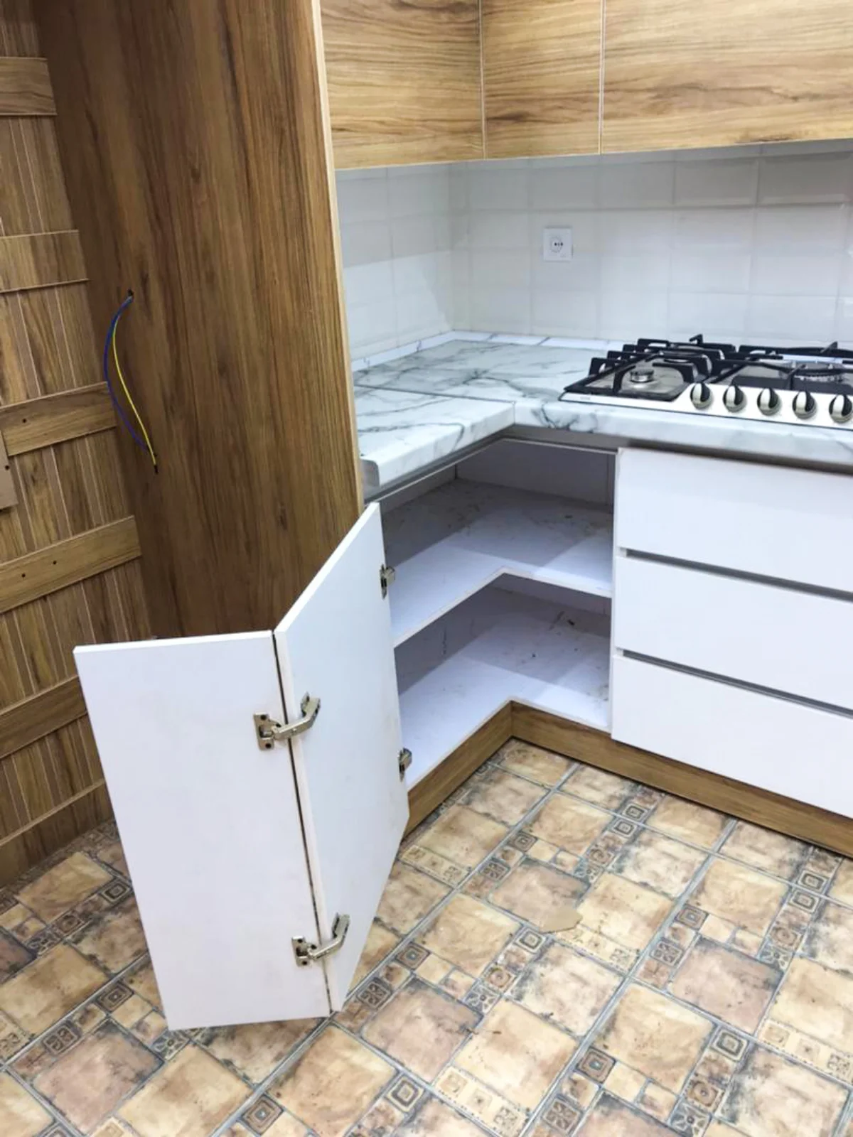 کابینت سفید در گوشه آشپزخانه با یک درب دوتکه